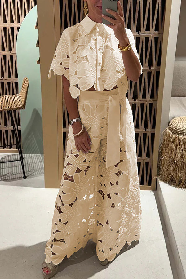 "Ensemble deux pièces femme en dentelle florale avec haut festonné et pantalon large élégant pour occasions chics."