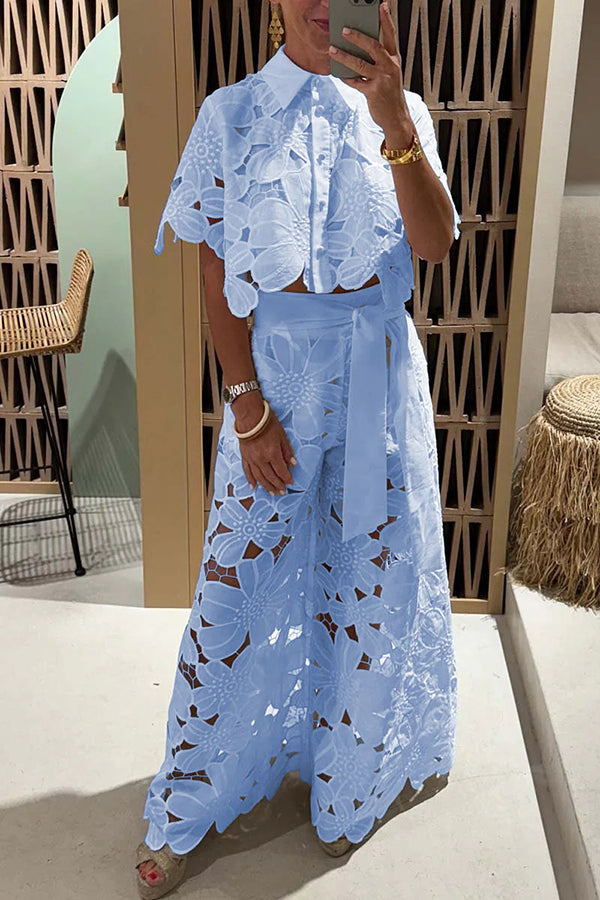 "Ensemble deux pièces femme en dentelle florale avec haut festonné et pantalon large élégant pour occasions chics."