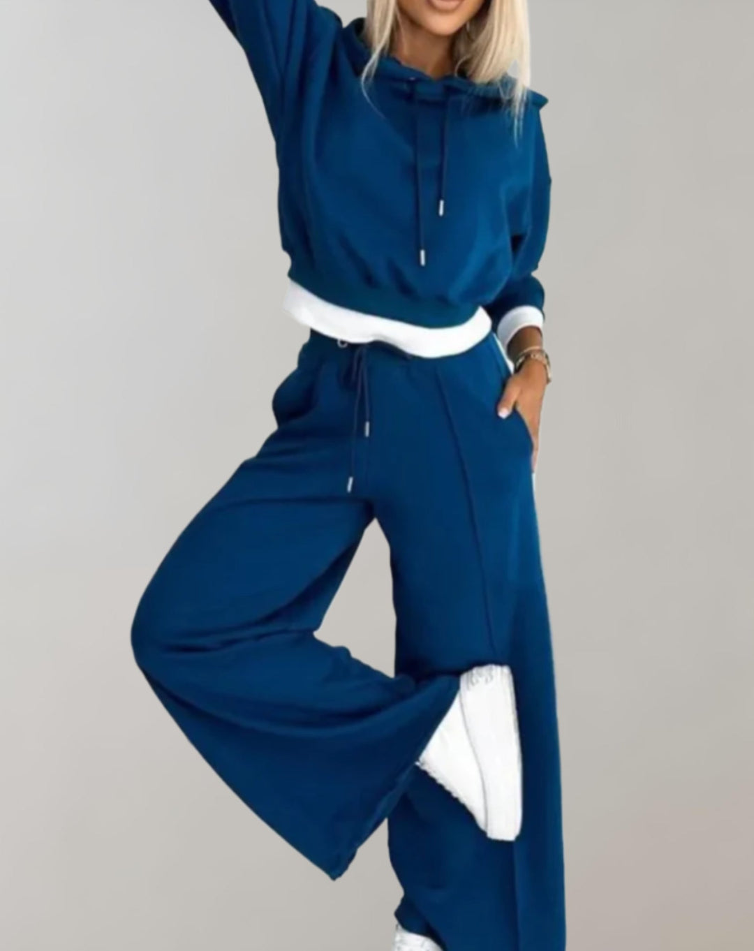 Ensemble deux pièces femme : pull & pantalon large. Style décontracté chic, confortable et élégant.