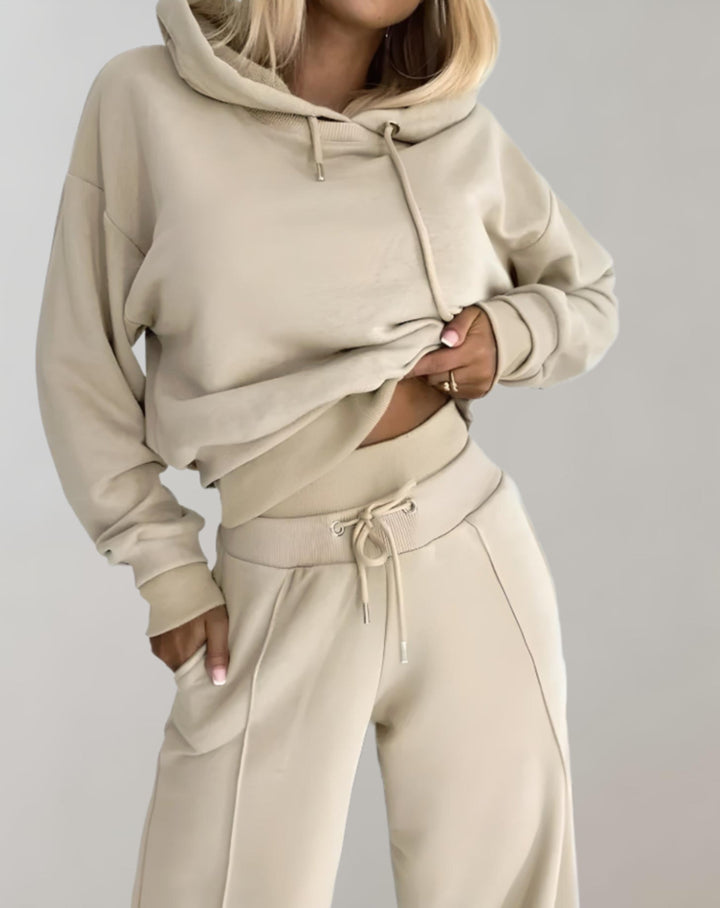Ensemble deux pièces femme : pull & pantalon large. Style décontracté chic, confortable et élégant.