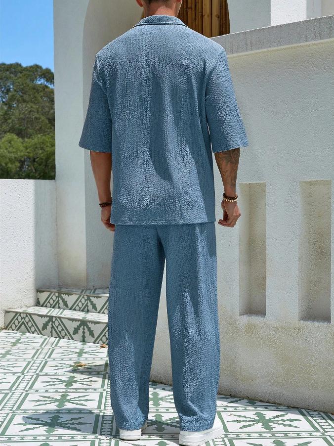 "Ensemble deux pièces homme, style moderne et confortable, couleurs variées, coupe ample, look élégant pour toute occasion."