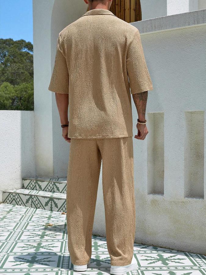 "Ensemble deux pièces homme, style moderne et confortable, couleurs variées, coupe ample, look élégant pour toute occasion."