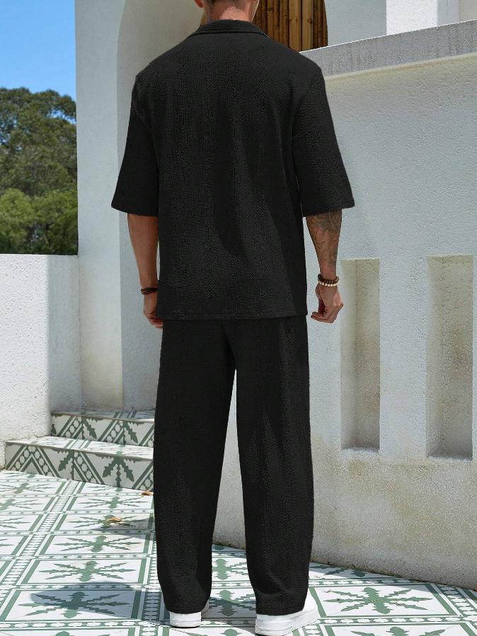 "Ensemble deux pièces homme, style moderne et confortable, couleurs variées, coupe ample, look élégant pour toute occasion."