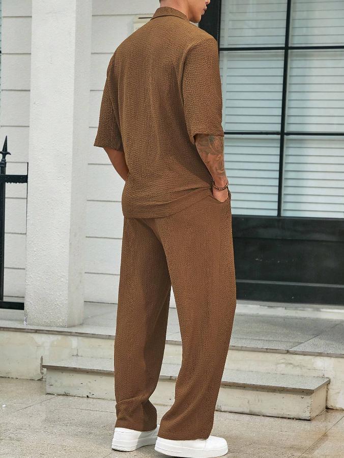 "Ensemble deux pièces homme, style moderne et confortable, couleurs variées, coupe ample, look élégant pour toute occasion."
