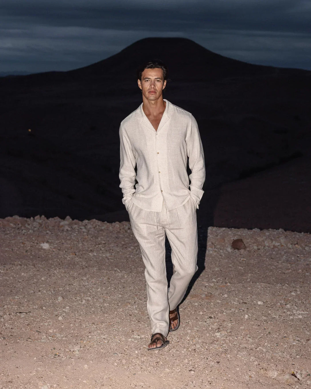 "Ensemble en lin léger pour homme, col cubain et manches boutonnées, chic et confortable pour l'été."
