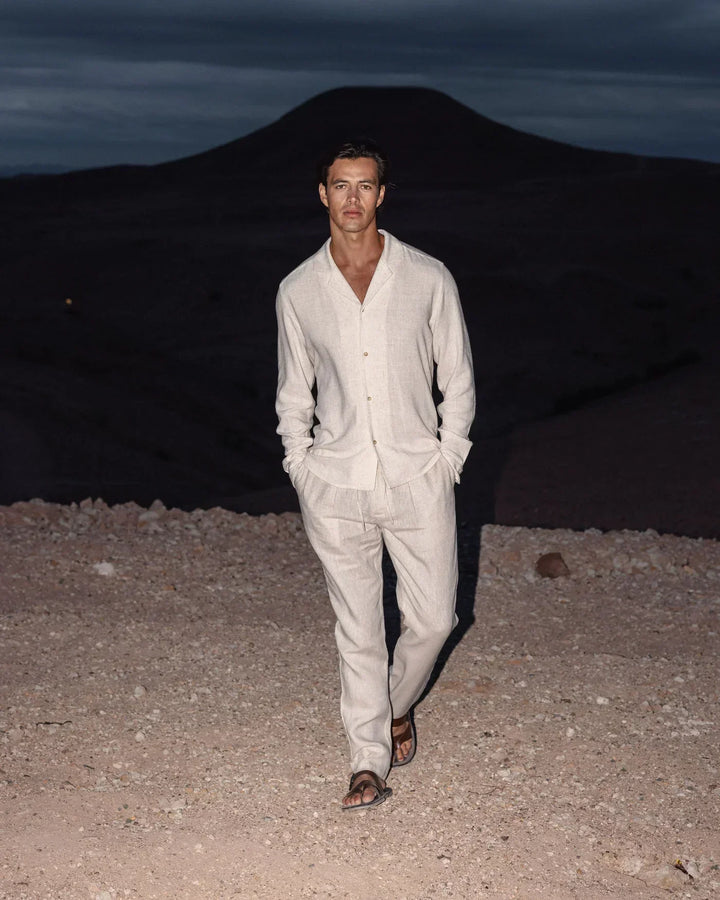 "Ensemble en lin léger pour homme, col cubain et manches boutonnées, chic et confortable pour l'été."