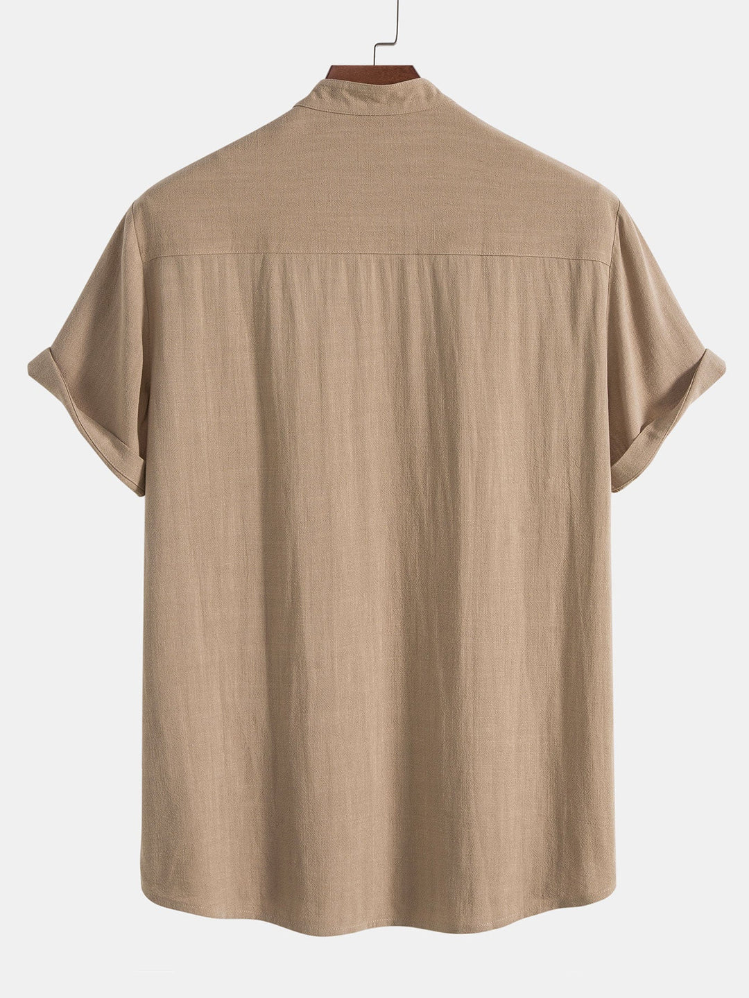 Chemise homme en lin léger, coupe ample, faisant partie d'une tenue d'été chic et respirante.