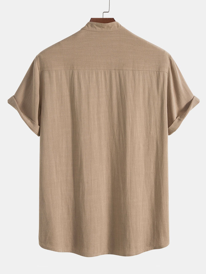 Chemise homme en lin léger, coupe ample, faisant partie d'une tenue d'été chic et respirante.
