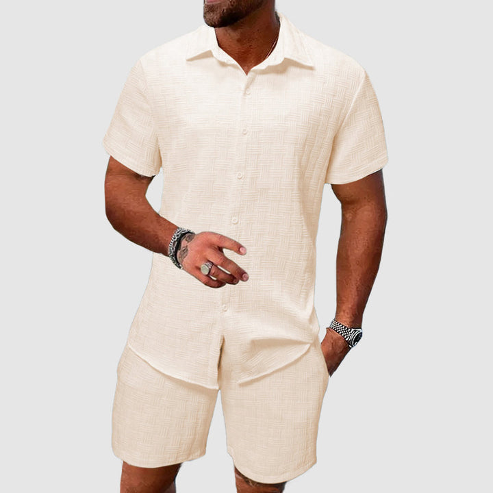Ensemble été chic homme, tissu texturé, short et haut confort, look décontracté en extérieur.