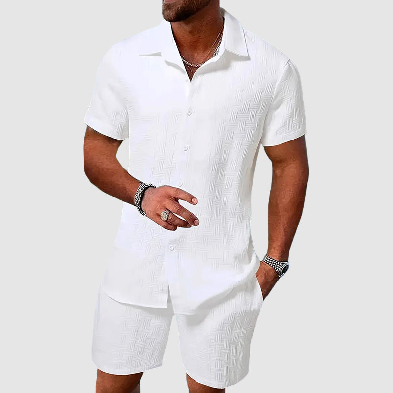 Ensemble été chic homme, tissu texturé, short et haut confort, look décontracté en extérieur.