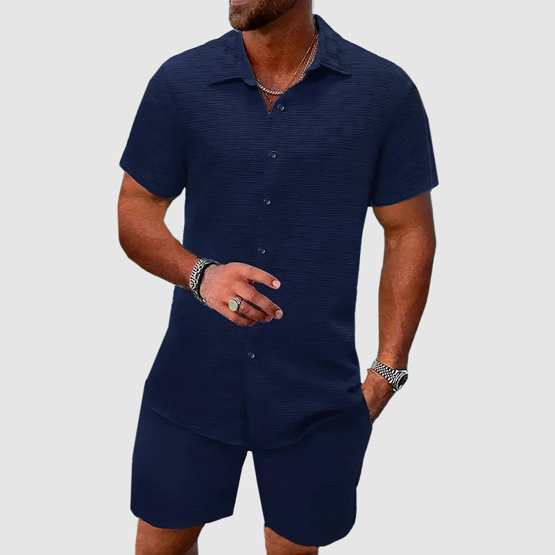 Ensemble été chic homme, tissu texturé, short et haut confort, look décontracté en extérieur.