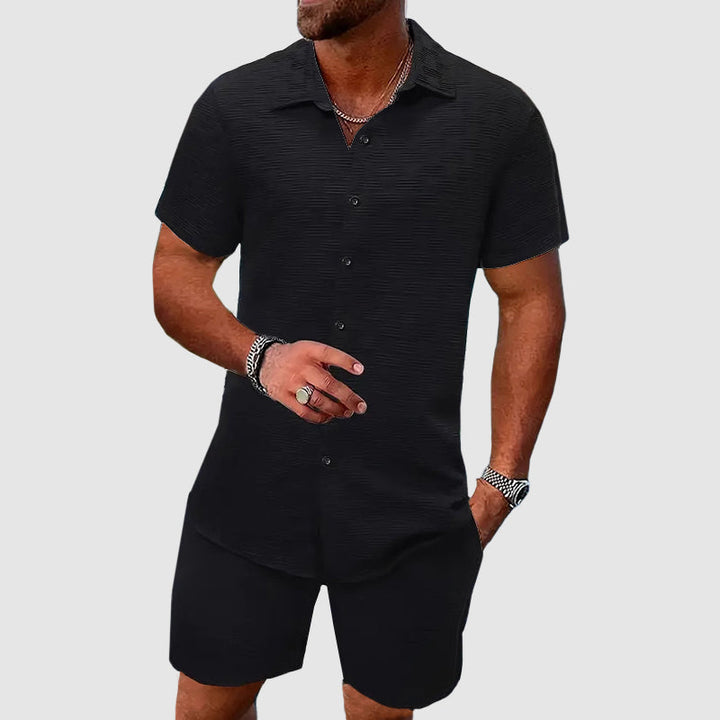 Ensemble été chic homme, tissu texturé, short et haut confort, look décontracté en extérieur.