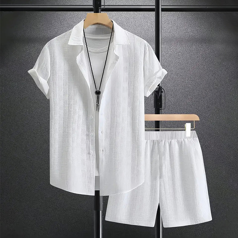 Ensemble été chic homme, tissu texturé, short et haut confort, look décontracté en extérieur.