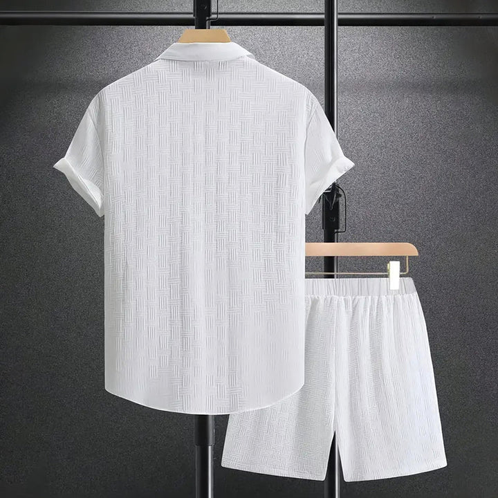 Ensemble été chic homme, tissu texturé, short et haut confort, look décontracté en extérieur.