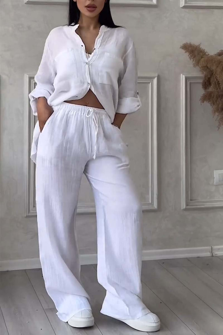 "Ensemble féminin en lin avec blouse boutonnée et pantalon large, look élégant et décontracté pour l'été."