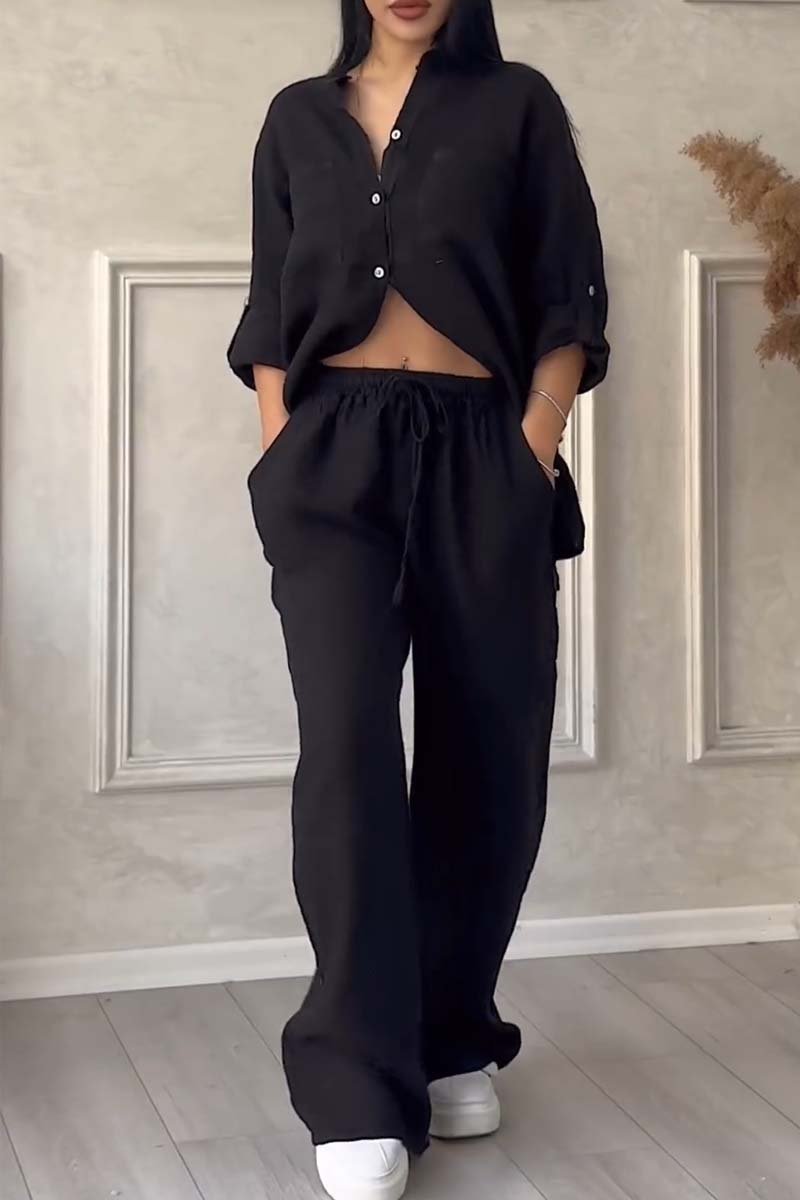 "Ensemble féminin en lin avec blouse boutonnée et pantalon large, look élégant et décontracté pour l'été."