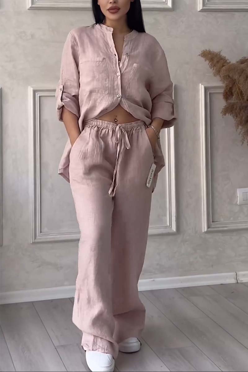 "Ensemble féminin en lin avec blouse boutonnée et pantalon large, look élégant et décontracté pour l'été."