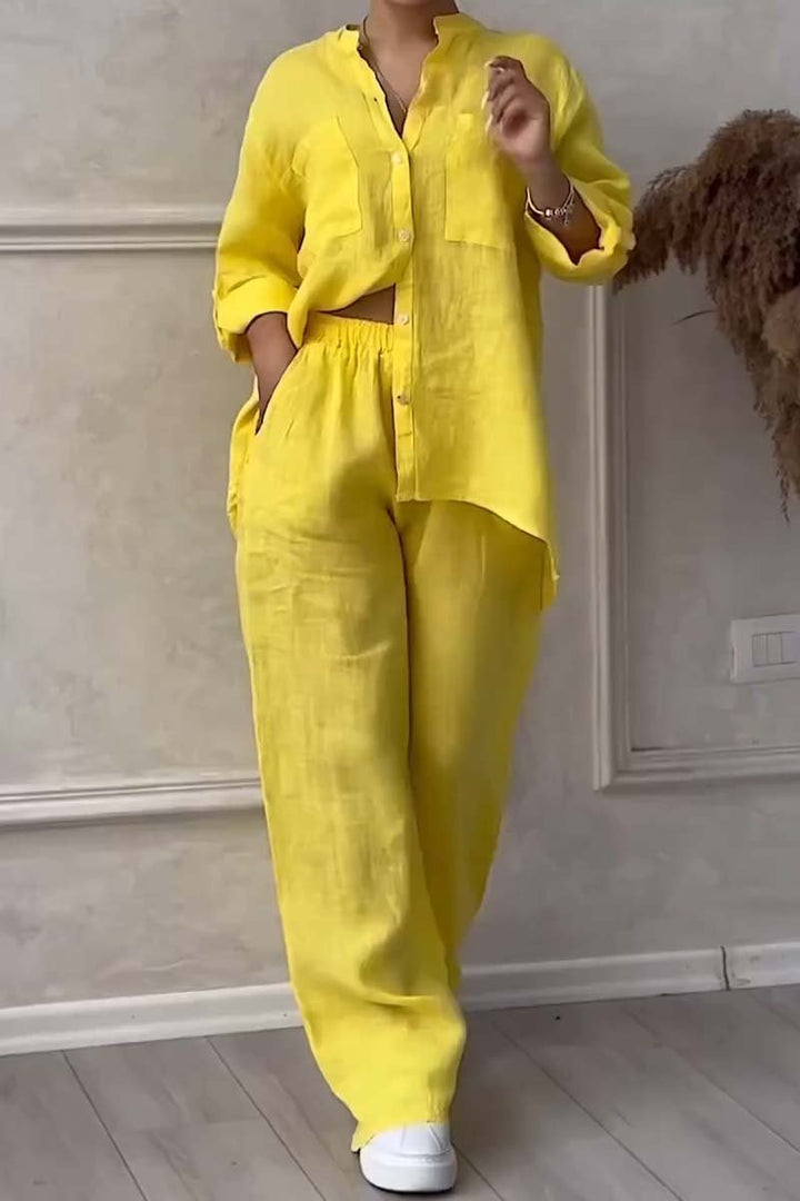 "Ensemble féminin en lin avec blouse boutonnée et pantalon large, look élégant et décontracté pour l'été."