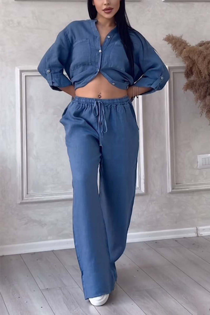"Ensemble féminin en lin avec blouse boutonnée et pantalon large, look élégant et décontracté pour l'été."