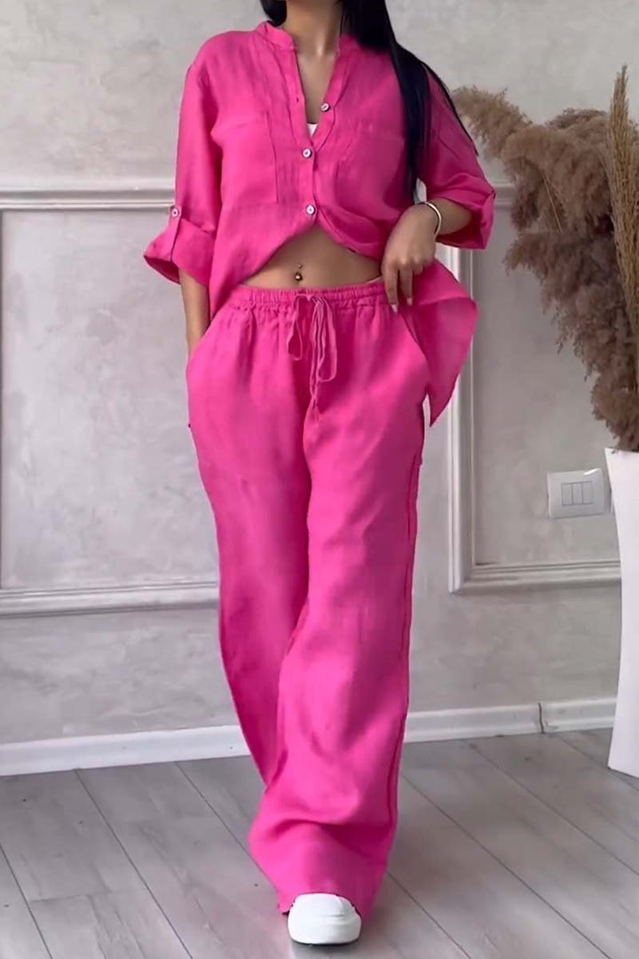 "Ensemble féminin en lin avec blouse boutonnée et pantalon large, look élégant et décontracté pour l'été."
