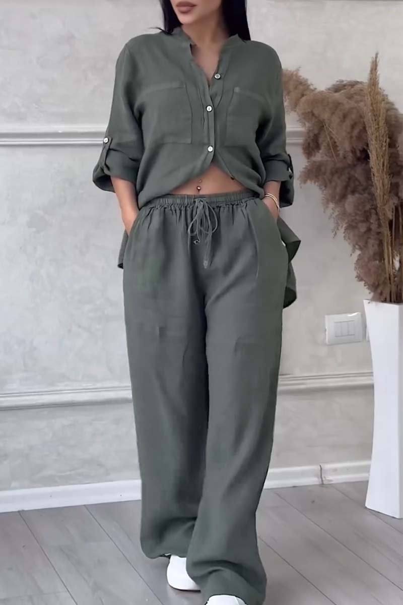 "Ensemble féminin en lin avec blouse boutonnée et pantalon large, look élégant et décontracté pour l'été."