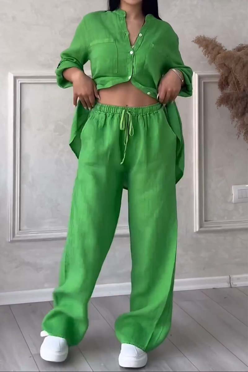 "Ensemble féminin en lin avec blouse boutonnée et pantalon large, look élégant et décontracté pour l'été."