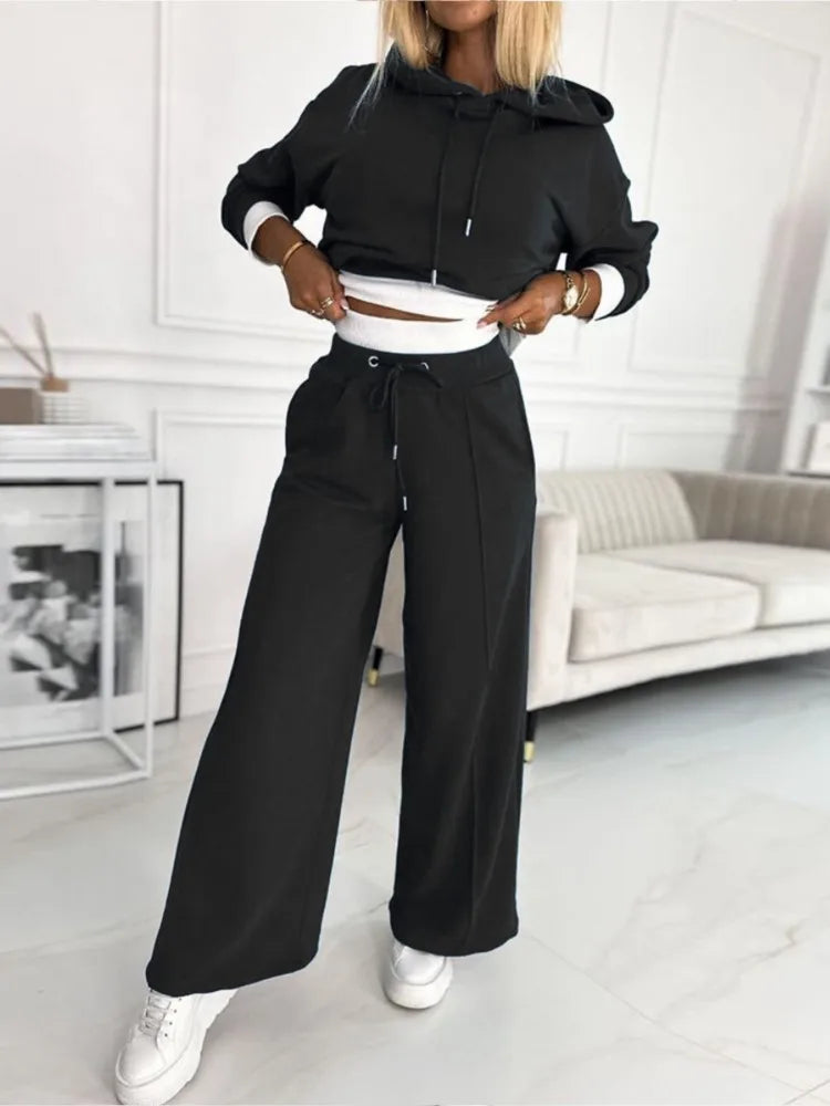 Femme élégante en ensemble 2 pièces ample décontracté, haut et pantalon confortables, pour un look estival et tendance.