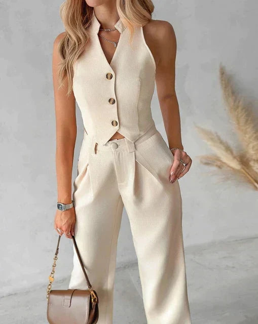 Ensemble femme beige élégant et confortable, pantalon et haut assortis. Tenue coordonnée chic pour un style tendance.