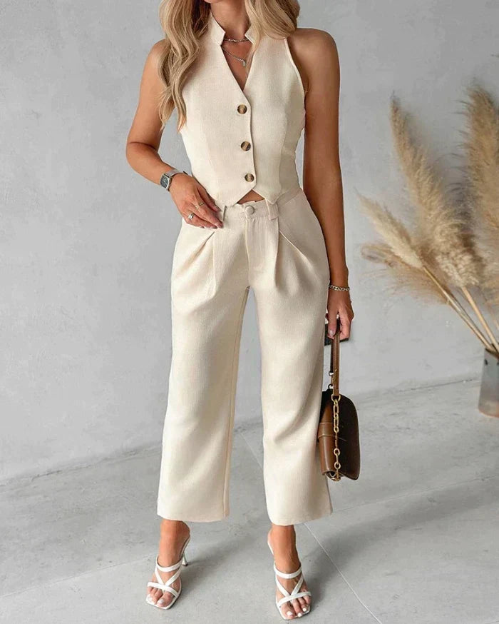 Tenue coordonnée femme beige, ensemble pantalon et haut. Mode féminine stylée et confortable, idéale pour look décontracté-chic.