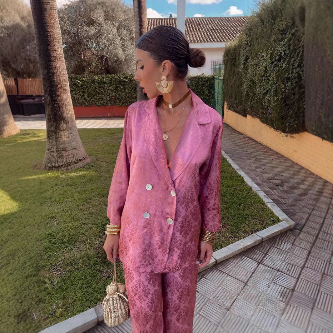 "Ensemble femme chic avec blazer structuré et pantalon ample fluide, idéal pour toutes occasions formelles."