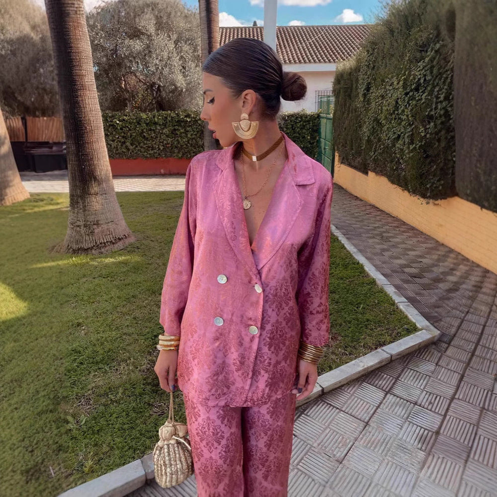 "Ensemble femme chic avec blazer structuré et pantalon ample fluide, idéal pour toutes occasions formelles."