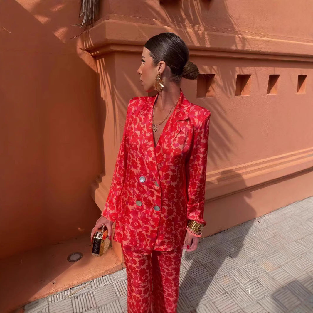 "Ensemble femme chic avec blazer structuré et pantalon ample fluide, idéal pour toutes occasions formelles."