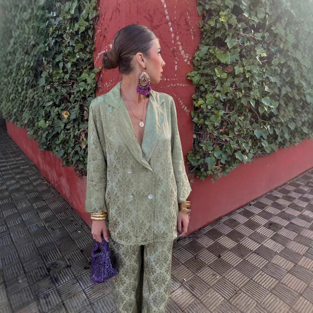 "Ensemble femme chic avec blazer structuré et pantalon ample fluide, idéal pour toutes occasions formelles."