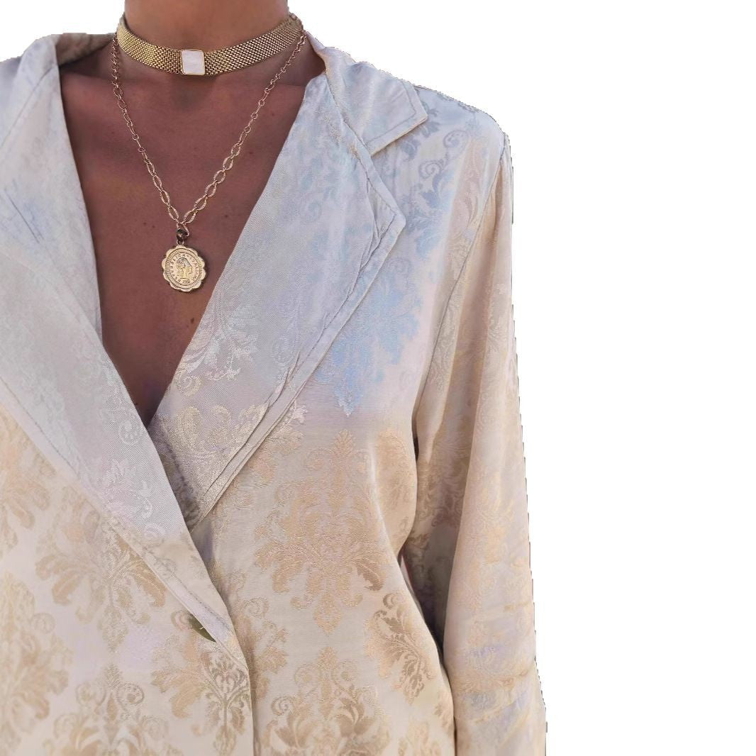 "Ensemble femme chic avec blazer structuré et pantalon ample fluide, idéal pour toutes occasions formelles."