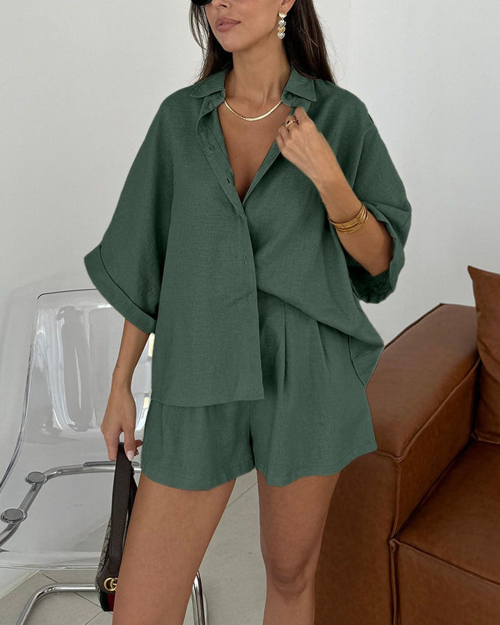 "Ensemble femme chic: chemise oversize beige, pantalon taille haute assorti, style moderne et décontracté."