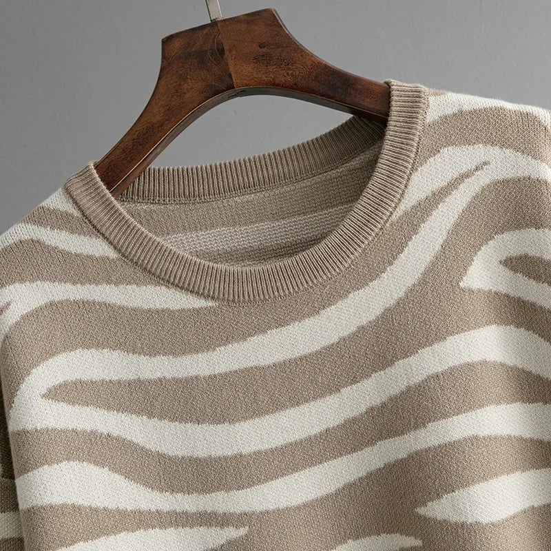 Tenue femme tendance en cachemire avec motif zébré audacieux. Chic et décontracté pour la saison froide.
