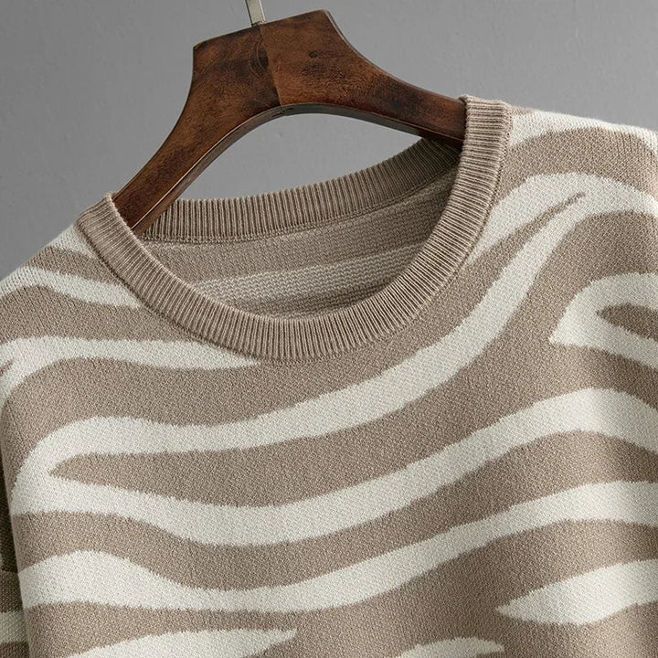 Tenue femme tendance en cachemire avec motif zébré audacieux. Chic et décontracté pour la saison froide.