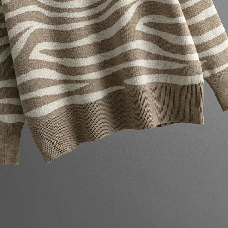 Ensemble femme luxe en cachemire ultra-doux. Motif zébré élégant, parfait pour un look chic et confortable.