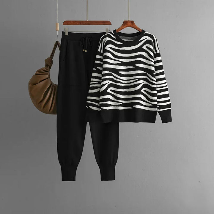Mode femme : ensemble cachemire zébré chic. Tenue décontractée et luxueuse, douce et parfaite pour l'hiver.