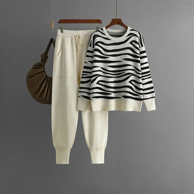 Ensemble femme en cachemire zébré doux pour un look chic et confortable. Tenue tendance et luxe hivernale.