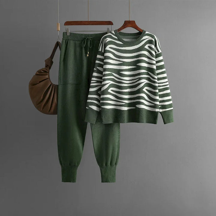 Ensemble femme chic en cachemire motif zébré. Doux, confortable et élégant, parfait pour l'automne-hiver.