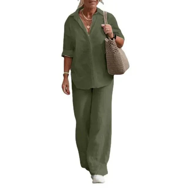 Ensemble femme chic décontracté pour voyage : haut boutonné et pantalon large fluide. Confort et style estival.