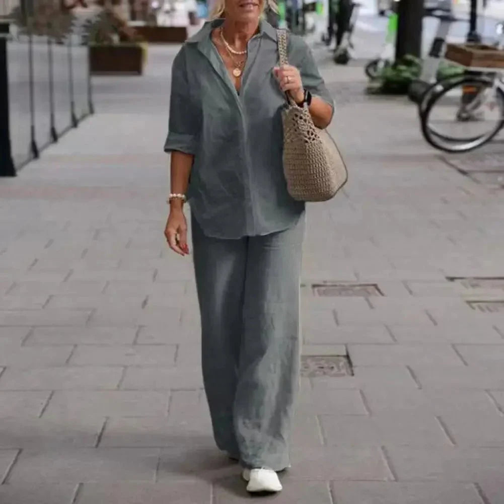 Ensemble estival femme avec chemisier manches courtes boutonné et pantalon fluide large. Élégance décontractée.