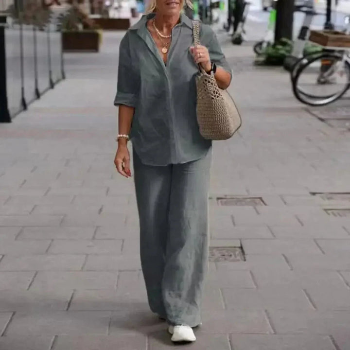 Ensemble estival femme avec chemisier manches courtes boutonné et pantalon fluide large. Élégance décontractée.