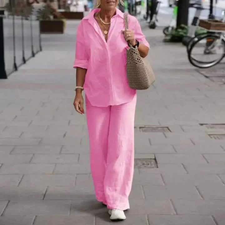 Femme portant un ensemble deux pièces décontracté : haut boutonné manches courtes et pantalon large fluide été.