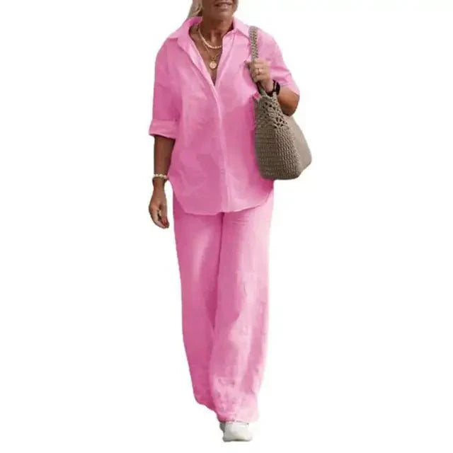 Ensemble femme décontracté chic, haut boutonné manches courtes et pantalon fluide large. Tenue estivale élégante.