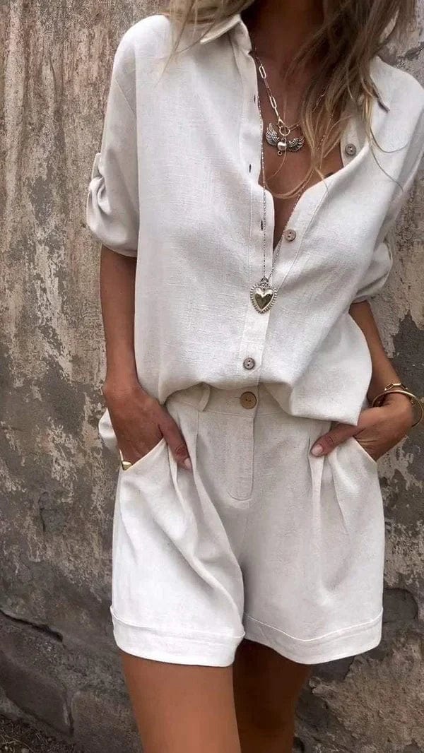 Tenue été femme deux pièces confortable. Chemise fluide et short léger, parfait pour la mode printemps-été.