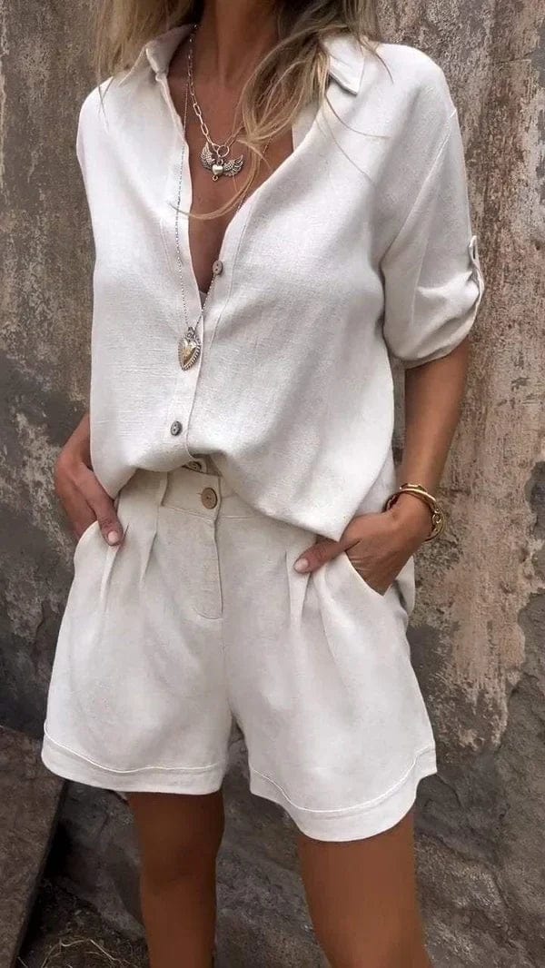Ensemble chic décontracté femme, chemise et short assortis. Idéal pour les vacances, une tenue estivale légère.