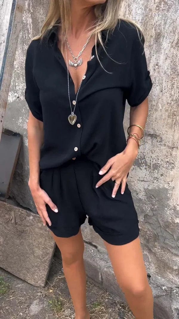 Chemise femme légère et fluide. Fait partie de l'ensemble décontracté chic avec short, mode été confortable.