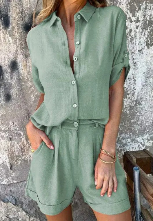Vêtements femme chic décontracté. Ensemble chemise short parfait pour la plage ou une sortie estivale.